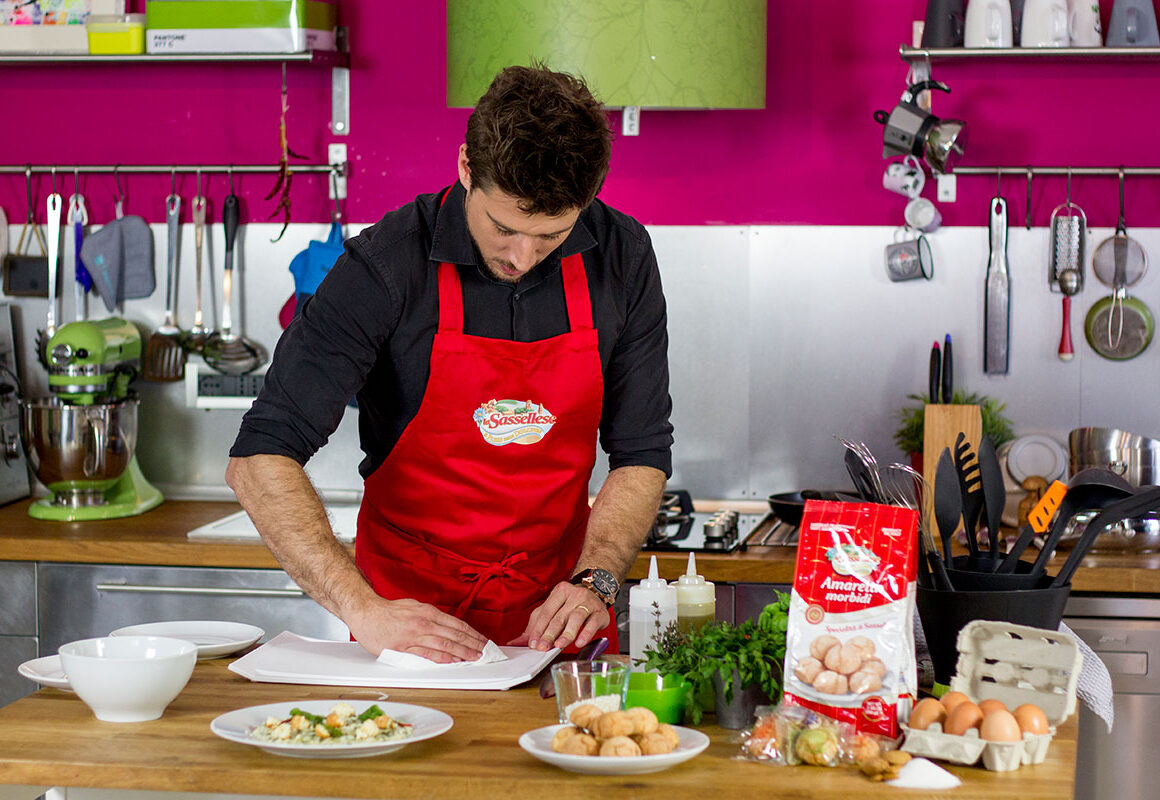 Mattia Poggi cucina ricette con amaretti morbidi sassello la sassellese